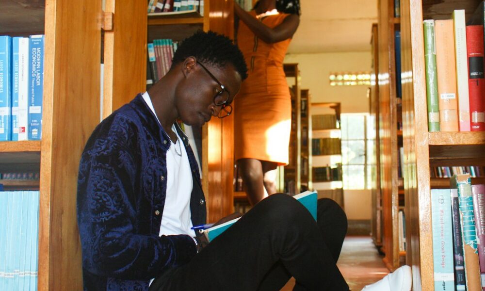 Jeune lecteur parmi des livres dans une bibliothèque