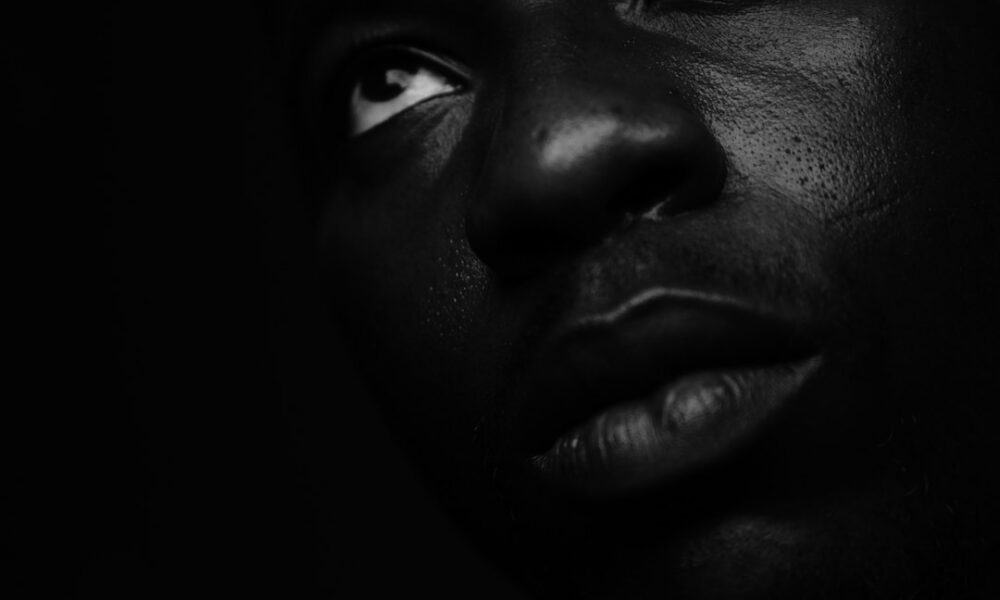 Portrait illustratif d'une femme africaine pour un article littéraire