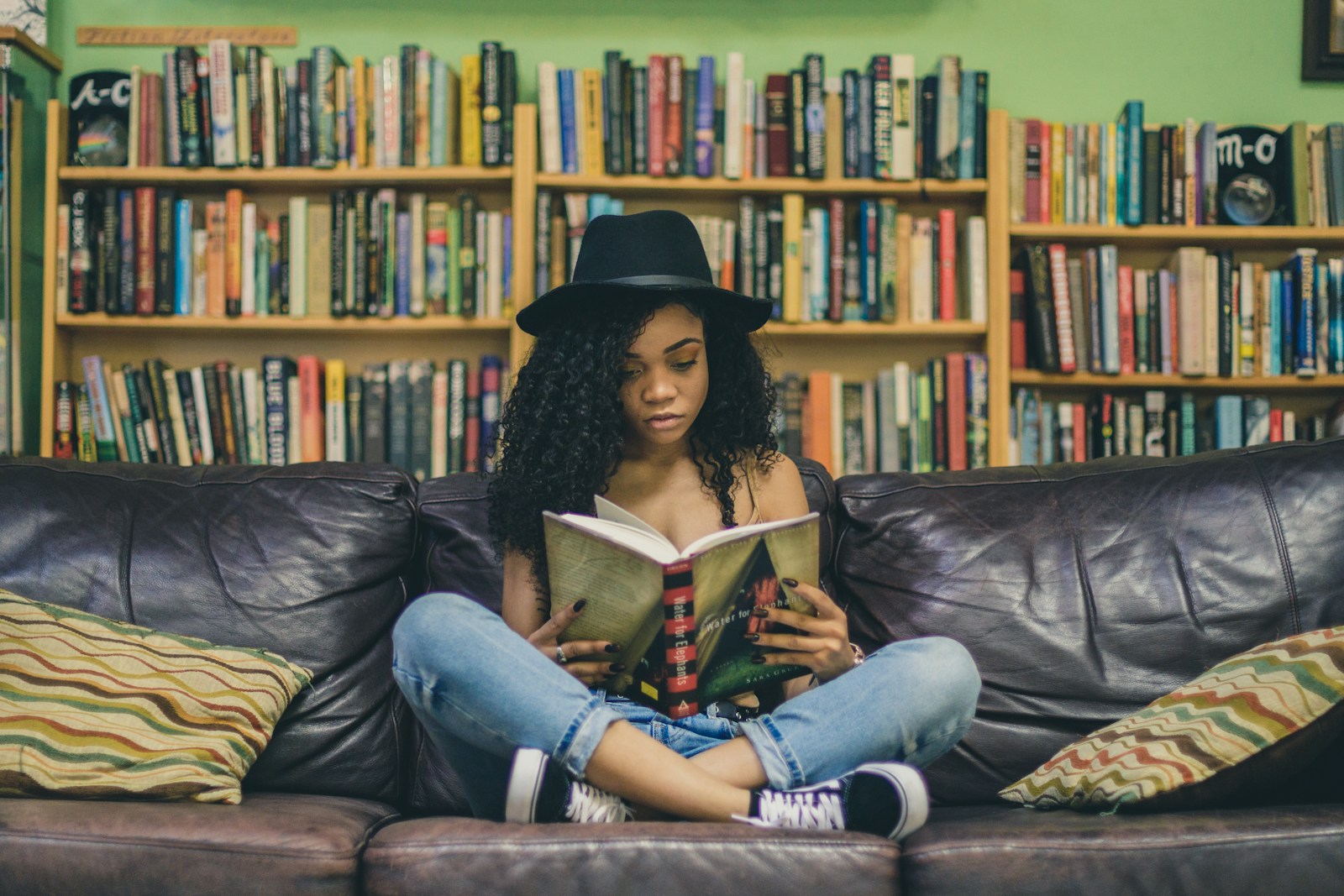 Lecteur plongé dans un livre, photo d’illustration sur la littérature africaine