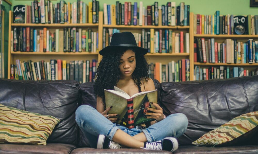 Lecteur plongé dans un livre, photo d’illustration sur la littérature africaine