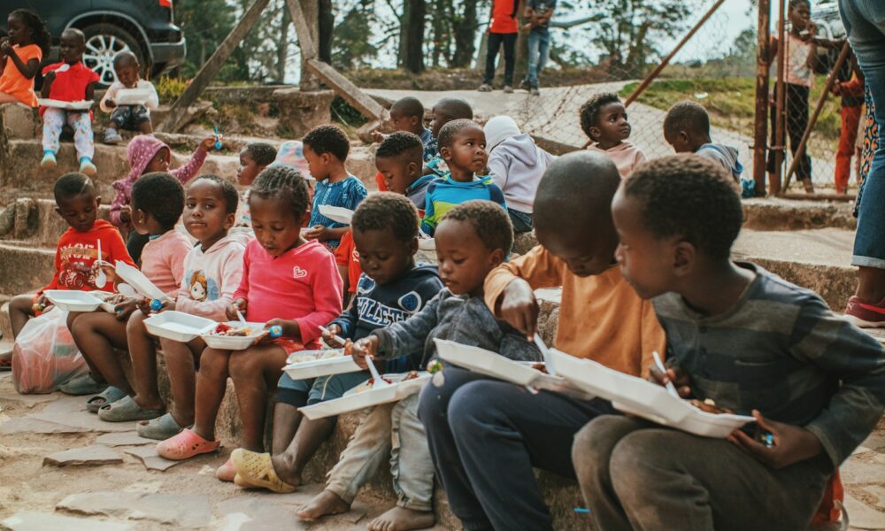 Enfants réunis autour de livres, photo d’illustration sur la littérature jeunesse