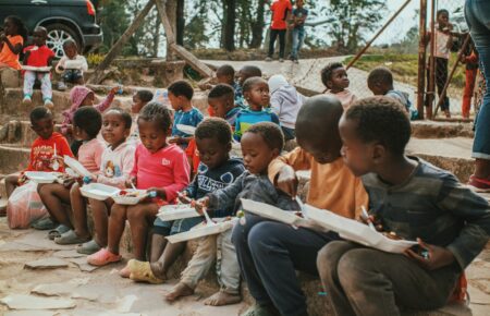 Enfants réunis autour de livres, photo d’illustration sur la littérature jeunesse