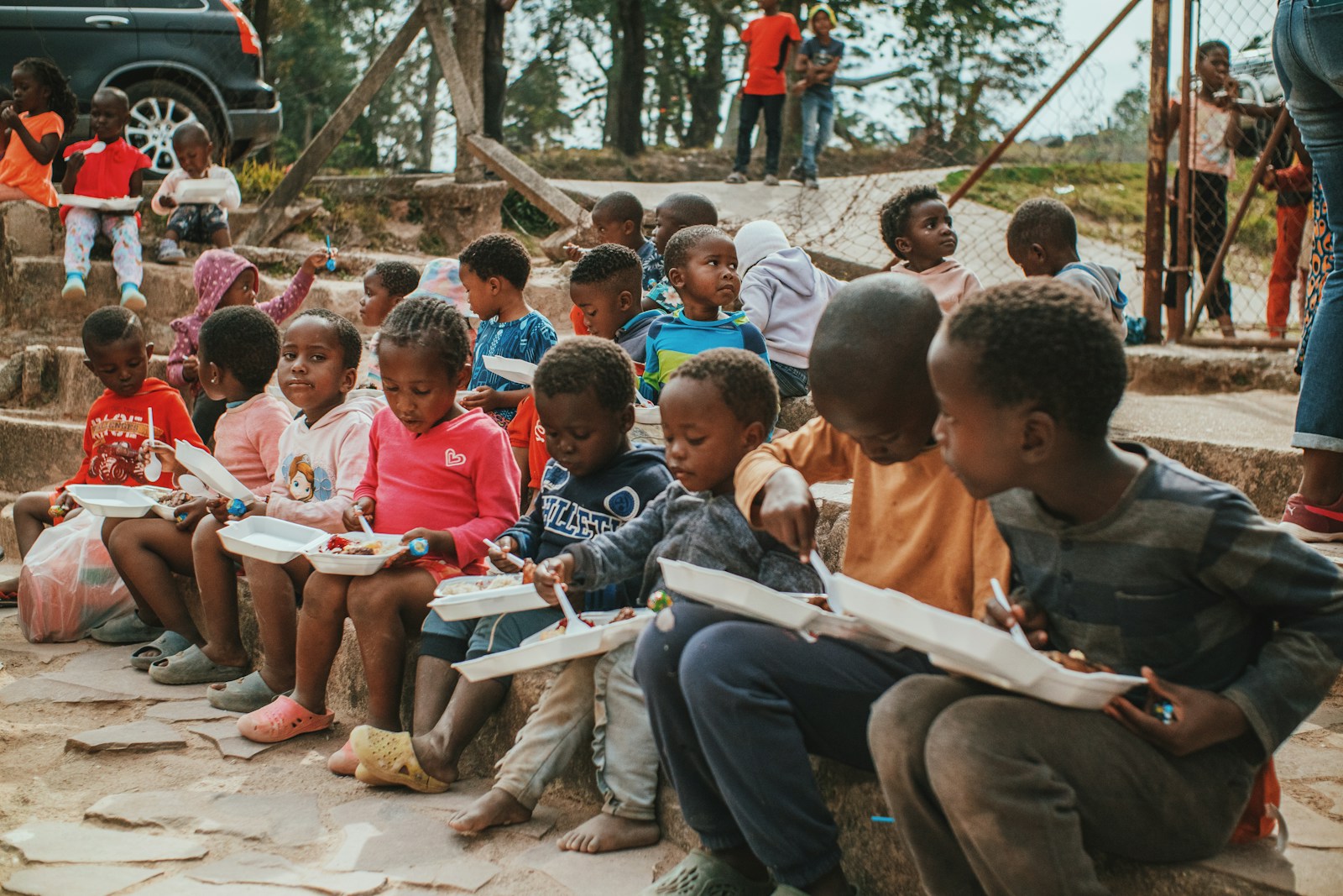 Enfants réunis autour de livres, photo d’illustration sur la littérature jeunesse