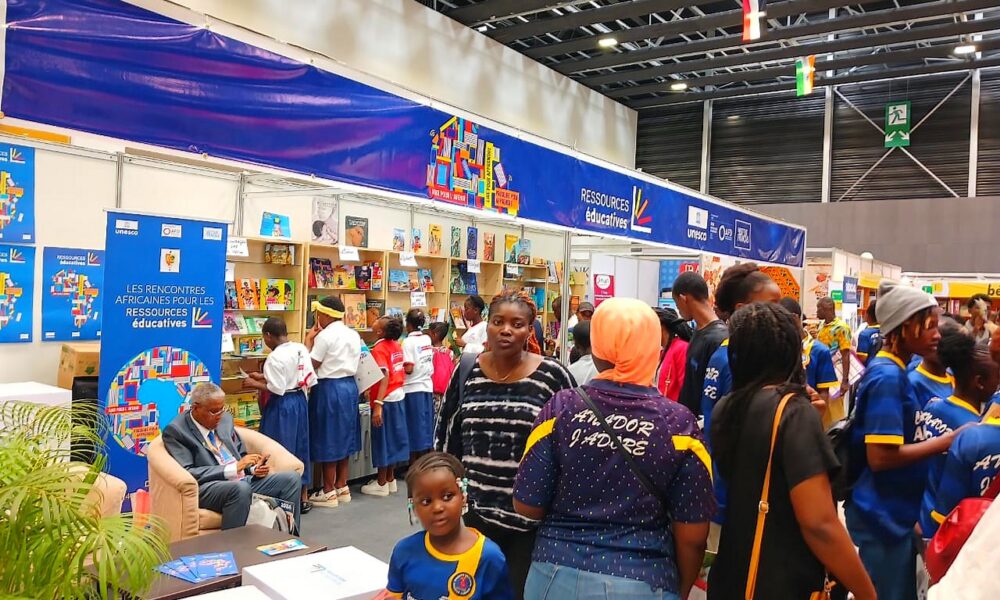 Public au Salon du livre en Côte d’Ivoire autour d’un espace de ressources éducatives